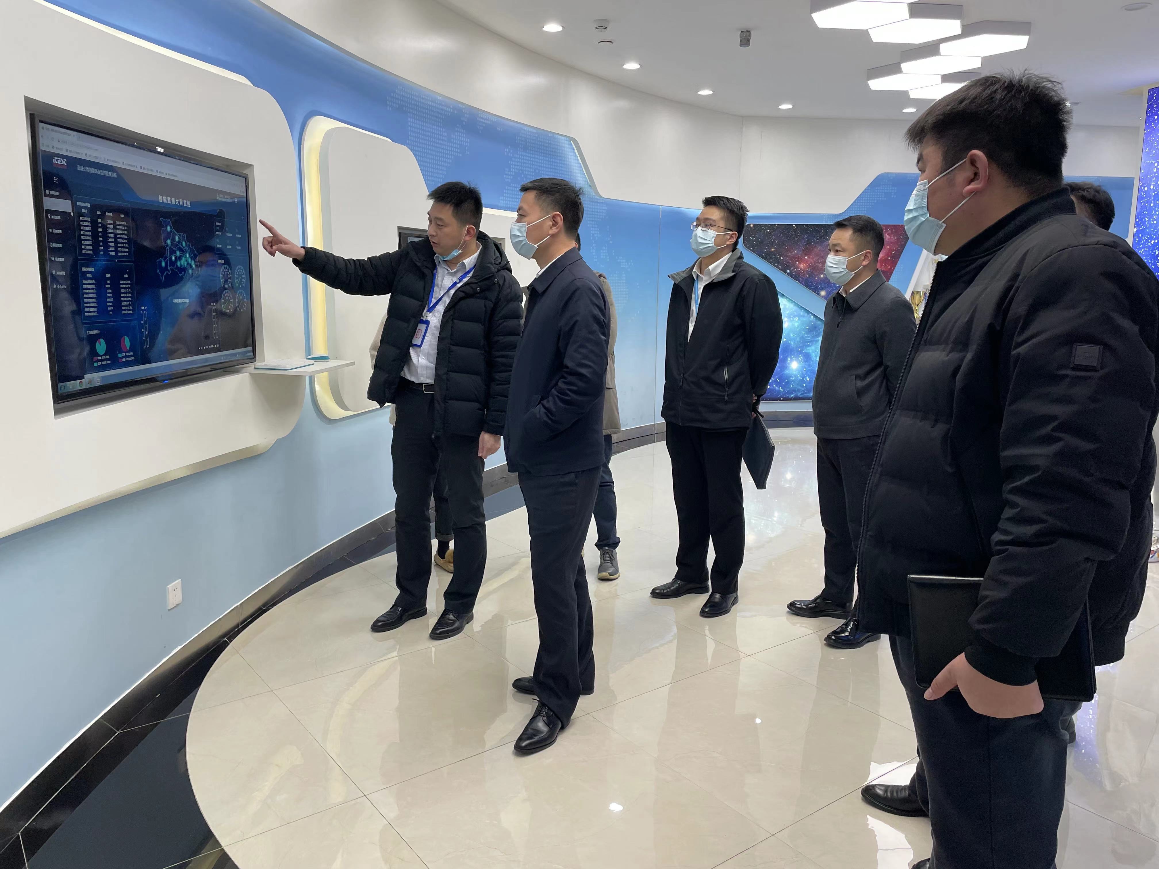 参观区块链研究院及智慧云展厅.jpg