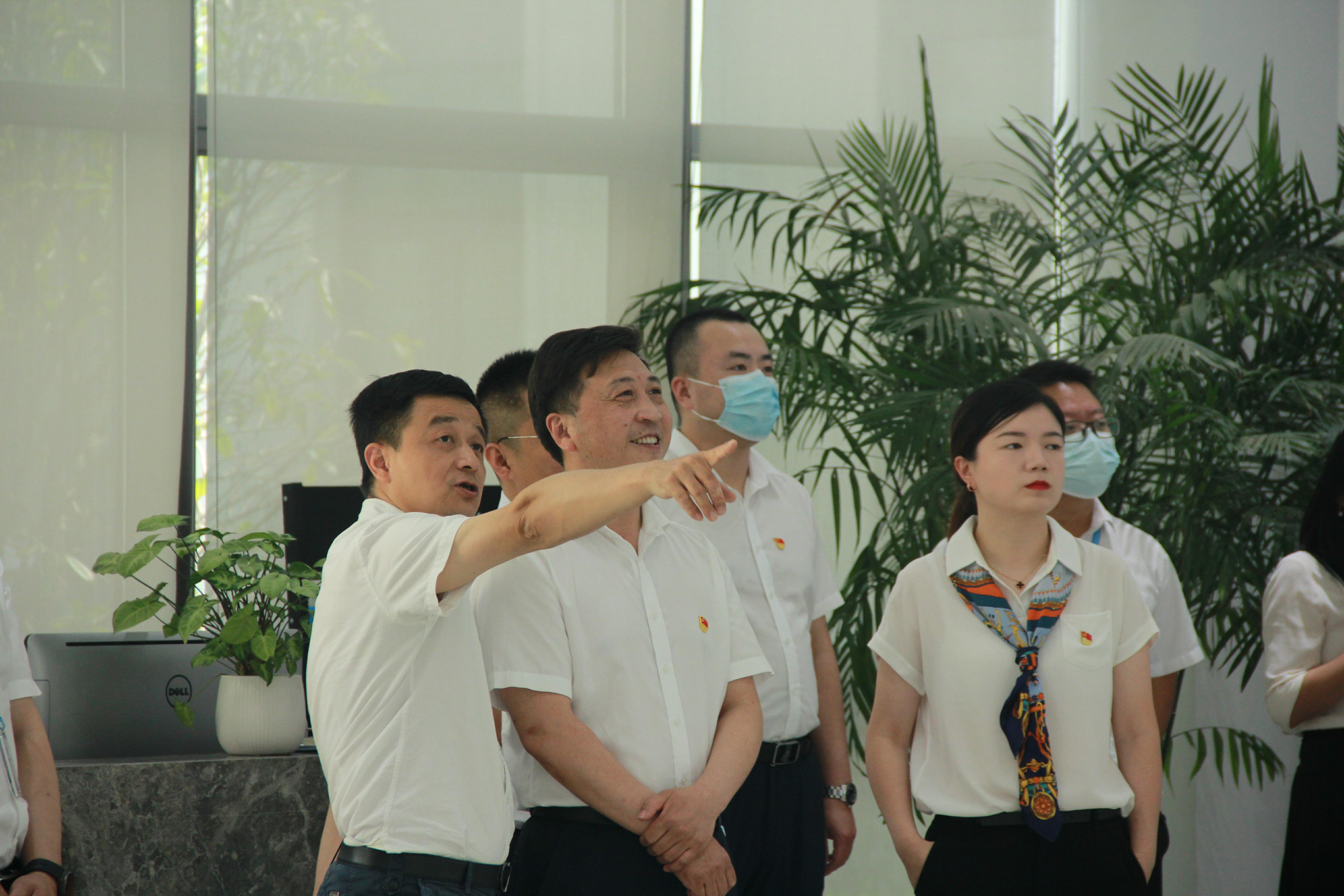 双方在模拟沙盘处进行交流 金波（左一）.jpg