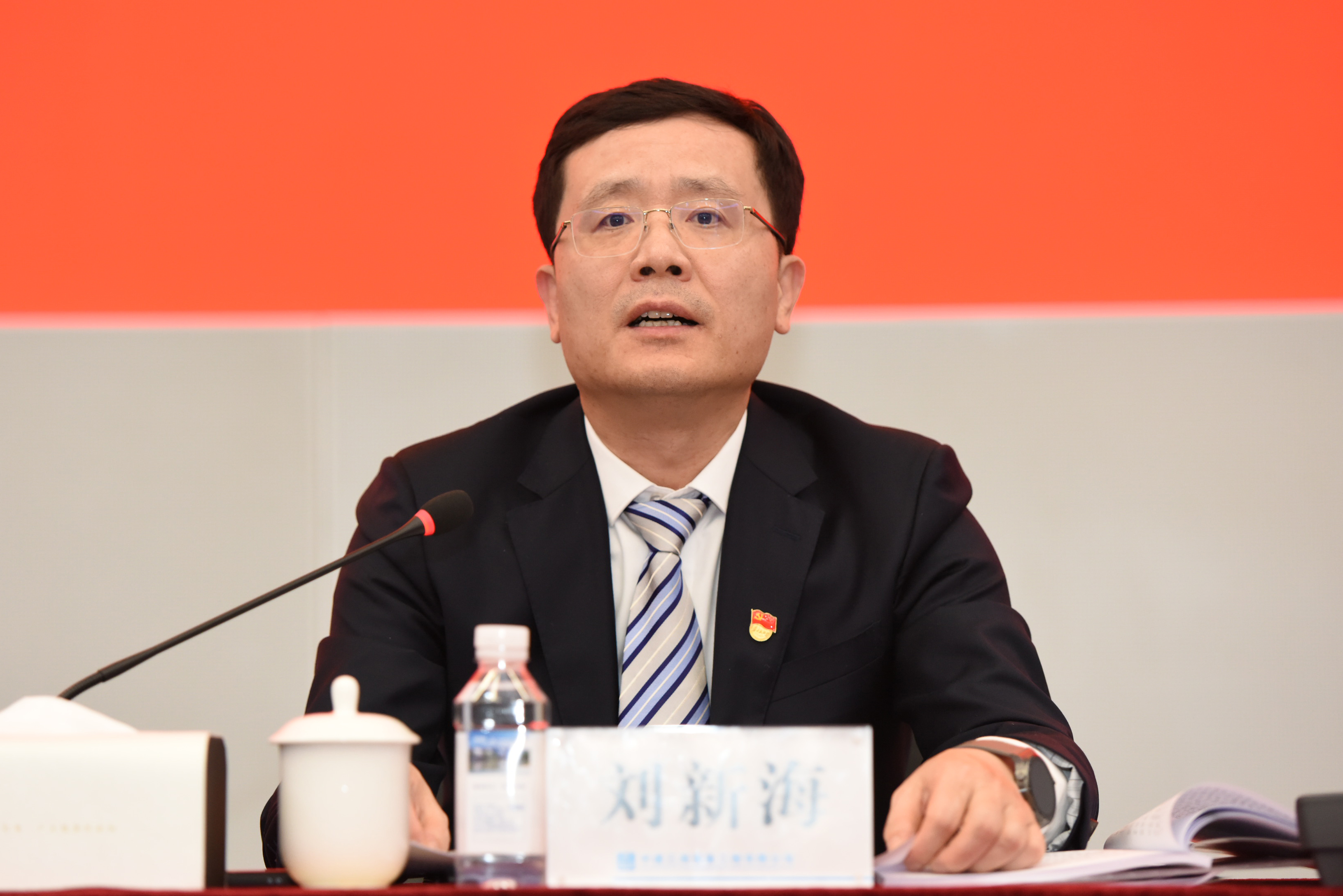 刘董坐着讲话.jpg